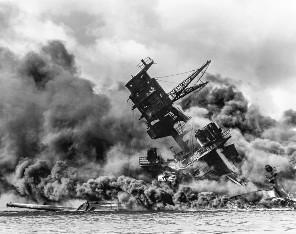 USS Arizona horí po japonskom útoku na Pearl Harbor 7. decembra 1941.