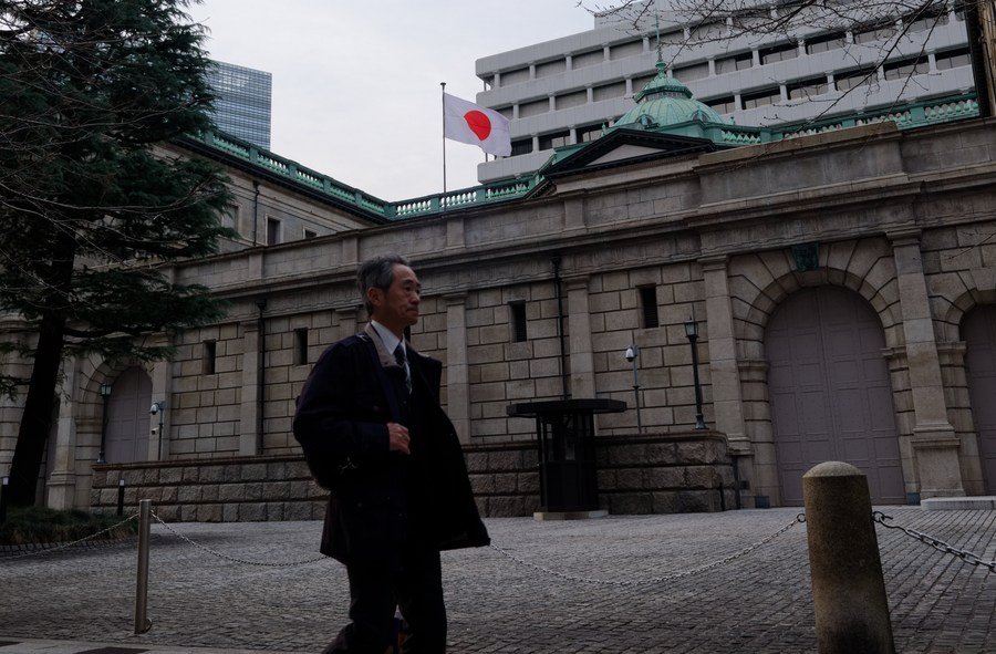 Ilustračná foto - muž kráča po ulici v Tokiu, Japonsko, 19. marca 2024.