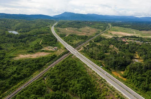 Železnica spájajúca Kunming v Číne s Vientiane v Laose vedie popod diaľnicu neďaleko Phonhong v Laose, kde čínsky dopyt poháňa poľnohospodársku expanziu.