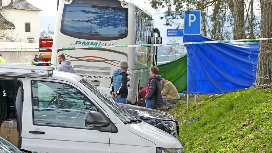 Vyšetrovatelia aj súdny znalec dlho po nehode skúmali autobus.