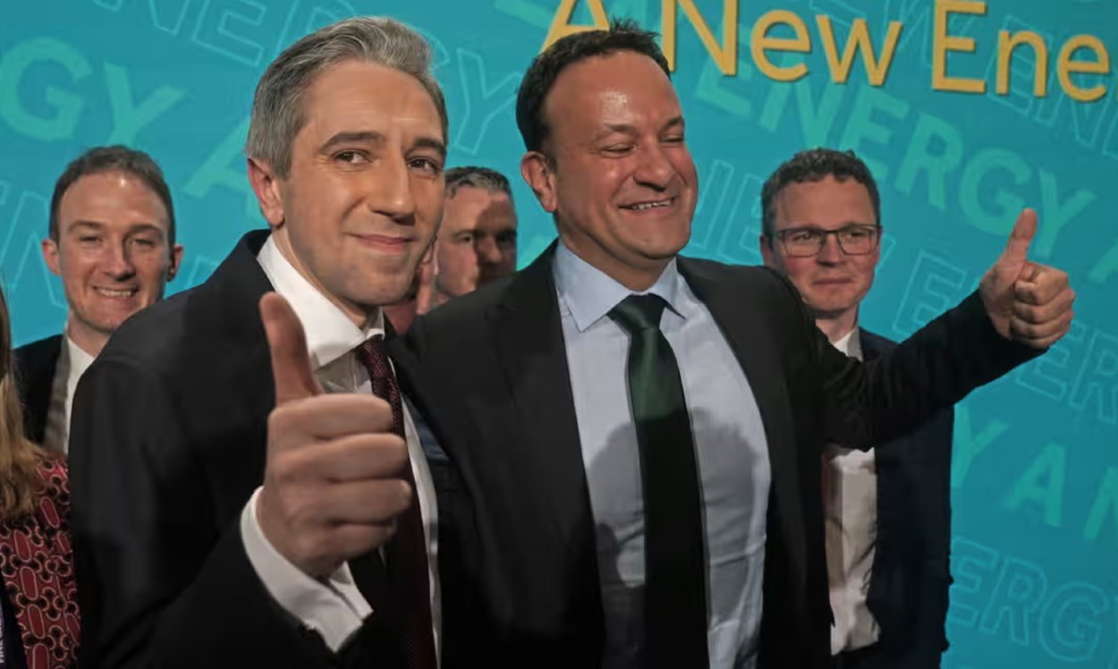 Simon Harris (vpredu vľavo) a Leo Varadkar na 82. Fine Gael Ard Fheis, výročnej konferencii strany na Univerzite v Galway.