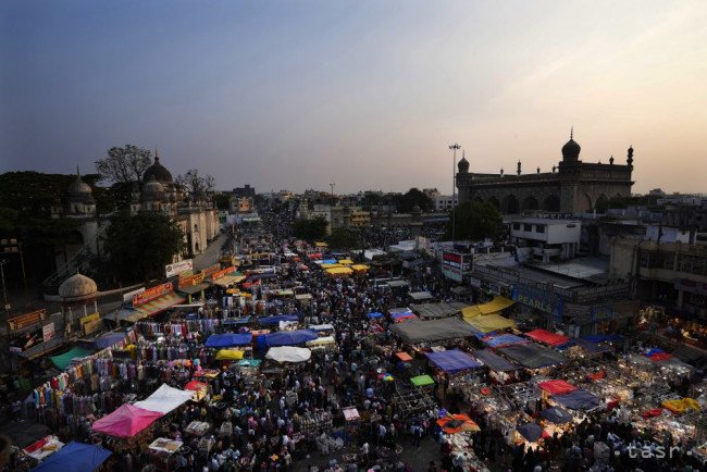 Moslimovia nakupujú pred blížiacim sa sviatkom íd al-fitr v indickom meste Hyderabád 9. apríla 2024 na záver moslimského pôstneho mesiaca Ramadán.