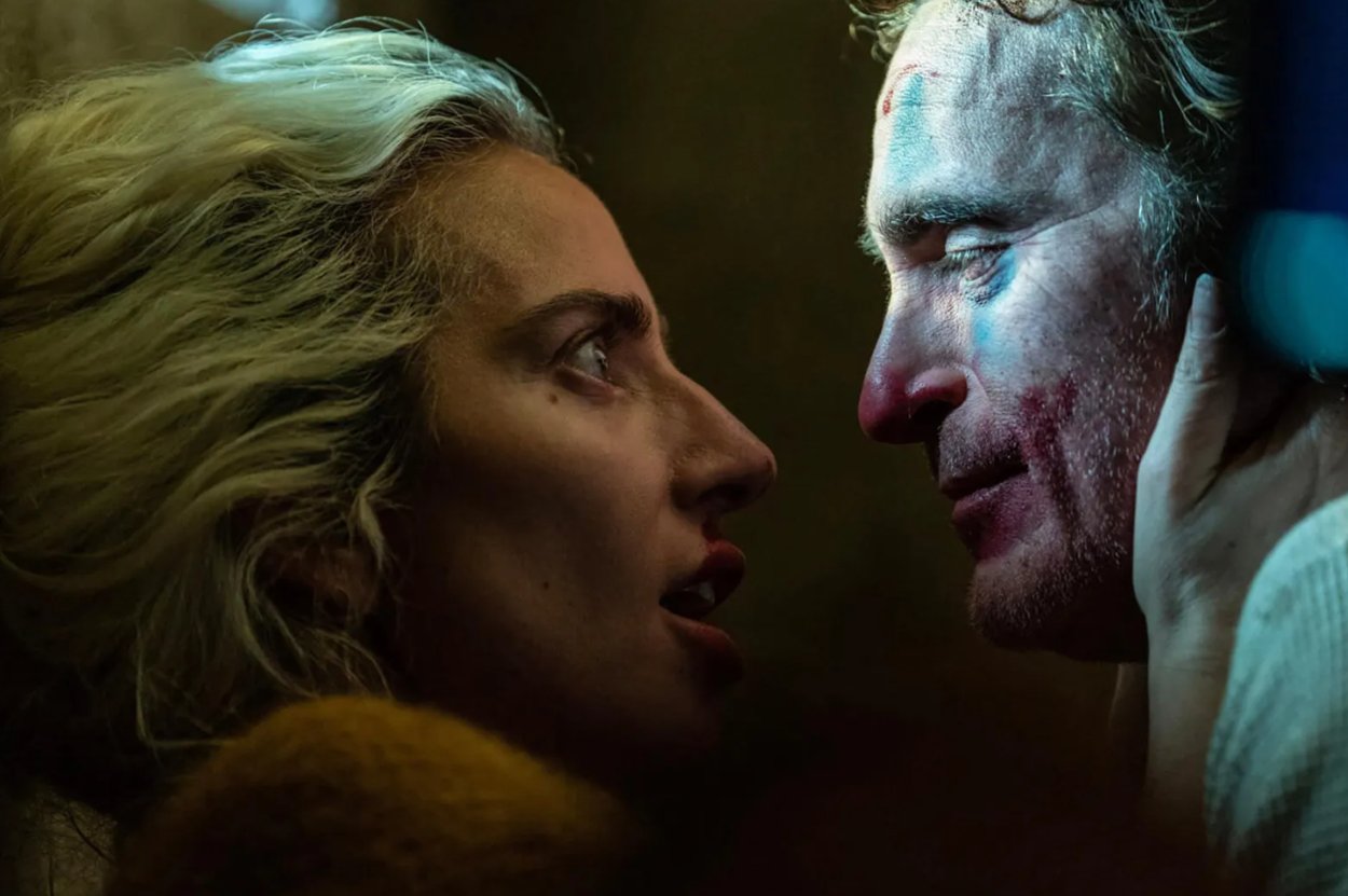 Harley Quinn (Lady Gaga) a Joker (Joaquin Phoenix)