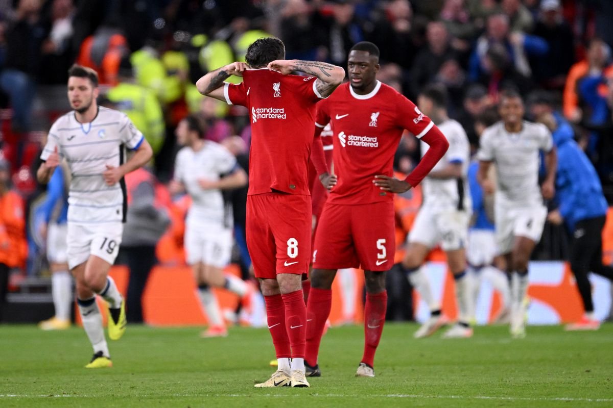 Liverpool čelí veľkému boju o udržanie sa v Európskej lige po šokujúcej domácej porážke s Atalantou vo štvrťfinále prvého zápasu na Anfielde.
