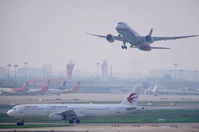 Ilustračná foto - lietadlo China Eastern Airlines a lietadlá Shanghai Airlines sú viditeľné na medzinárodnom letisku Hongqiao v Šanghaji v Číne 4. júna 2020.