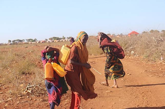 Ilustračná foto - ženy nesúce vodu sa 21. januára 2023 dostanú do tábora Baidoa v Somálsku.