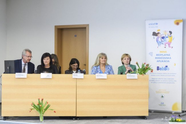 Na snímke zľava štátny tajomnik Ministerstva zdravotníctva SR Ladislav Slobodník, hlavná hygienička SR Tatiana Červeňová, koordinátorka Unicef pre mimoriadne situácie Michaela Bauerová, zástupkyňa občianskeho združenia Pediatri deťom Zuzna Nagyová a prezidentka Slovenskej spoločnosti primárnej pediatrickej starostlivosti Slovenskej lekárskej spoločnosti (SSPPS SLS) Elena Prokopová počas tlačovej konferencie o spustení aplikácie Bebbo pre rodičov a opatrovateľov detí v Bratislave 23. apríla 2024.