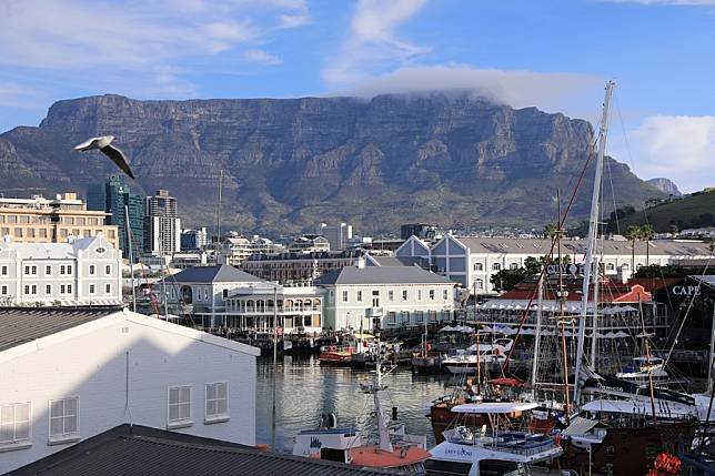 Táto ilustračná fotografia, urobená 12. augusta 2023, ukazuje pohľad na Victoria &amp; Alfred Waterfront a Table Mountain v Kapskom Meste v Južnej Afrike.