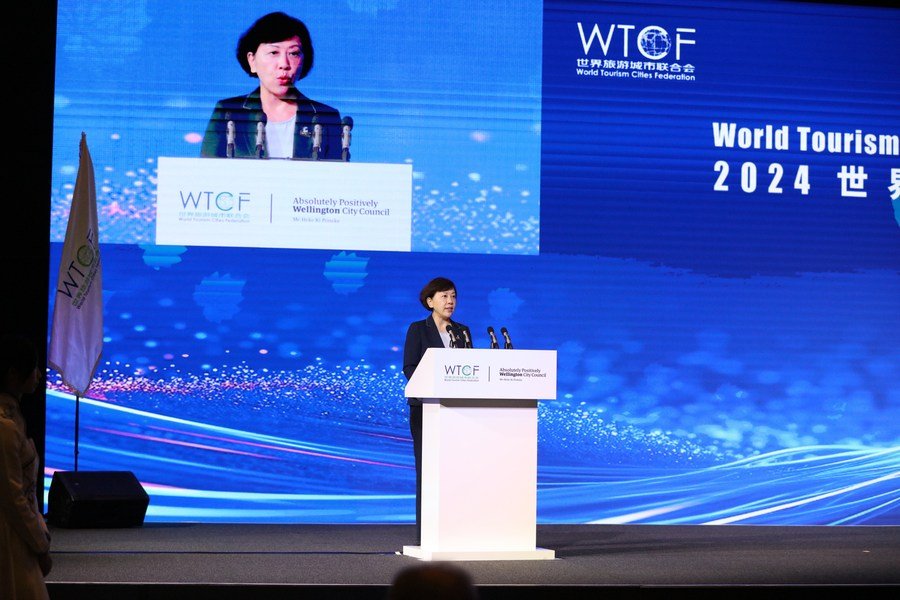 Sima Hong, výkonná podpredsedníčka Rady Svetovej federácie miest cestovného ruchu (WTCF) a námestníčka primátora Pekingu, hovorí počas summitu WTCF o turizmu vo Wellingtone Fragrant Hills 2024 vo Wellingtone na Novom Zélande, 23. apríla 2024.