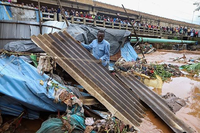 Obyvateľ obnovuje vlnité plechy po silných záplavách v slumoch Mathare v Nairobi, hlavnom meste Kene, 24. apríla 2024.