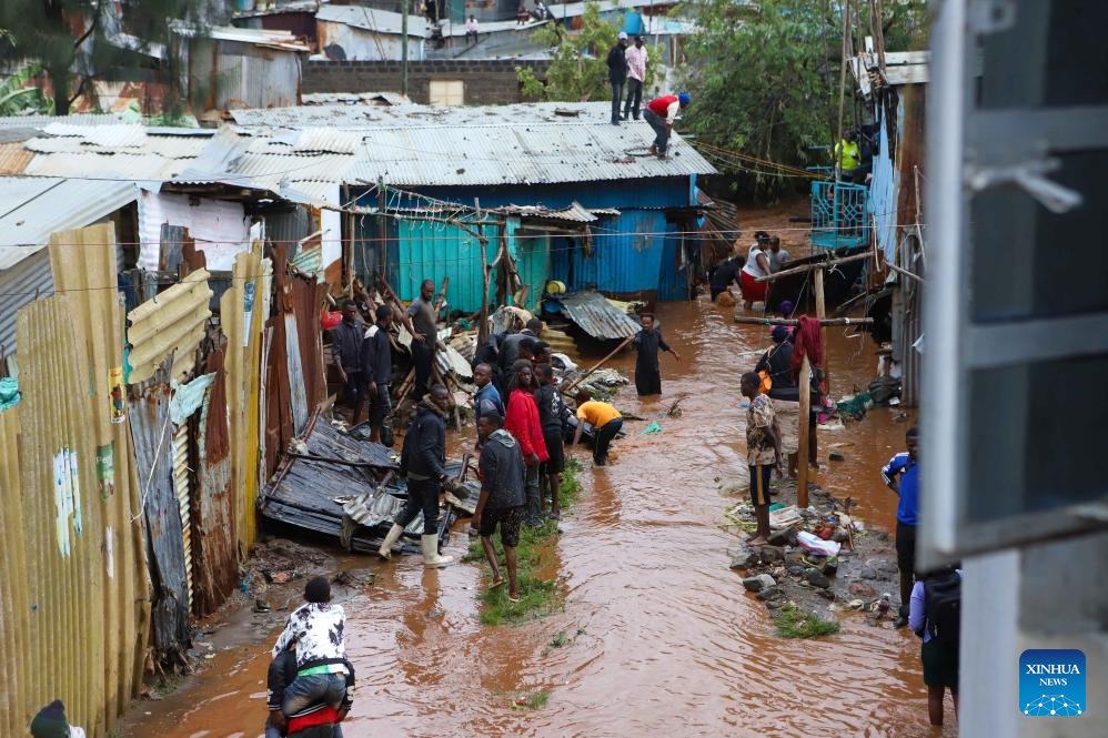 Obyvatelia zachraňujú svoje veci po silných dažďoch v slumoch Mathare v Nairobi v Keni 24. apríla 2024