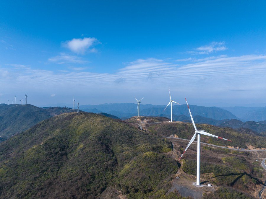 Letecká fotografia z dronu urobená 10. januára 2024 ukazuje veterné turbíny v okrese Liutang v autonómnej oblasti Shizhu Tujia v juhozápadnej Číne v Čchung-čchingu.