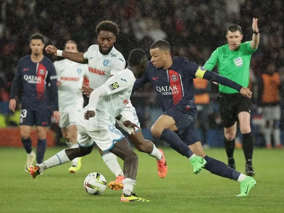 Paris Saint-Germain nedokázal získať titul vo francúzskej lige na domácej pôde, keď musel skórovať o dva góly, aby získal remízu 3:3 s bojujúcim Le Havre.
