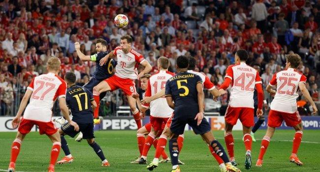 Španielsky obranca Realu Madrid #06 Nacho Fernandez a nemecký stredopoliar Bayernu Mníchov #08 Leon Goretzka skákajú na hlavičku počas semifinálového prvého zápasu Ligy majstrov UEFA medzi FC Bayern Mníchov a Real Madrid CF 30. apríla 2024 v Mníchove , južné Nemecko.