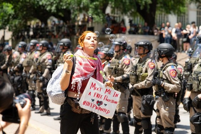 Žena vyfukuje bubliny počas propalestínskeho protestu na Texaskej univerzite v Austine (UT Austin) v Austine v Spojených štátoch, 29. apríla 2024.