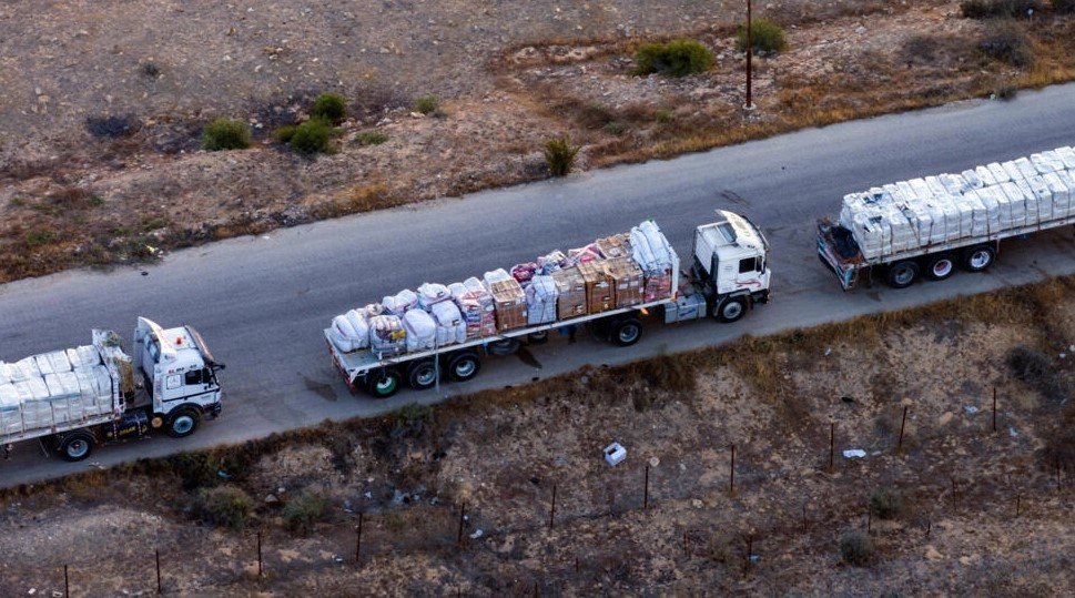 Nákladné autá s humanitárnou pomocou čakajú 2. mája 2024 na egyptskej ceste pozdĺž hranice s Izraelom neďaleko hraničného priechodu Rafah s pásmom Gazy.