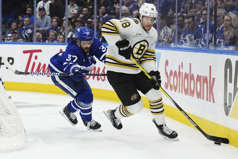 Stretnutie 1. kola play off NHL Toronto Maple Leafs – Boston Bruins, 2. mája 2024. Zľava Timothy Liljegren z Toronta a Pavol Zacha z Bostonu.