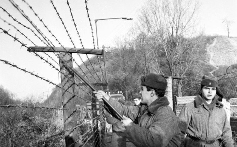 Ženijno-technické zátarasy v hraničnom pásme pri Devíne začali odstraňovať 11. decembra 1989. O likvidácii rozhodla Federálna vláda ČSSR tam, kde si to "vyžaduje rozširovanie turistického ruchu a styk pohraničných oblastí pri zachovaní nevyhnutných potrieb obrany".