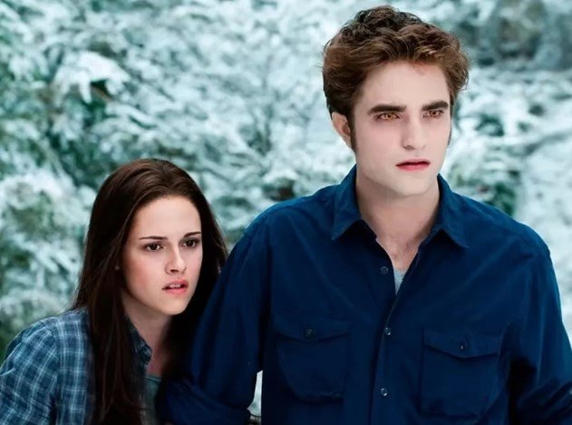 Kristen Stewart (aj s Robertom Pattinsonom) v upírskej klasike Twilight (Upírske denníky).