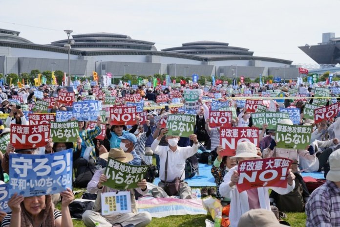 Japonci zhromaždili v Tokiu na obranu pacifistickej ústavy a vyzvali na mier.