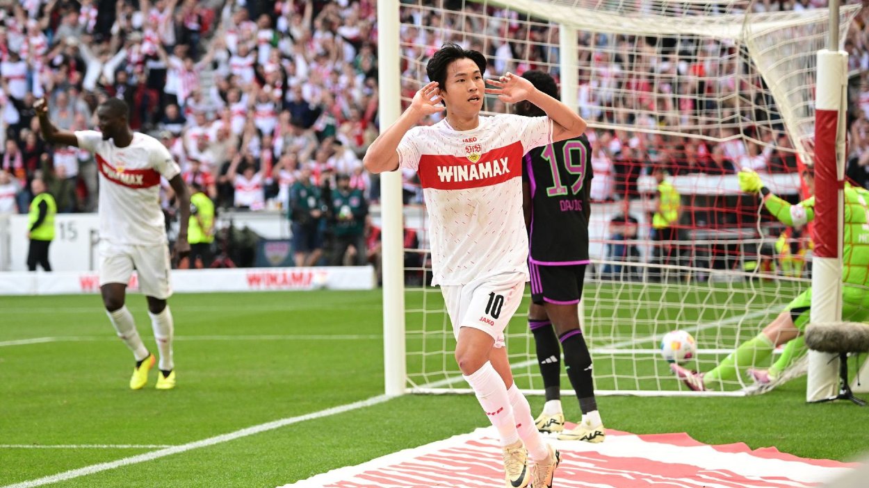 Brankár Wooyeong Jeong a jeho tím VfB Stuttgart pri oslavách víťazstva proti Bayernu.