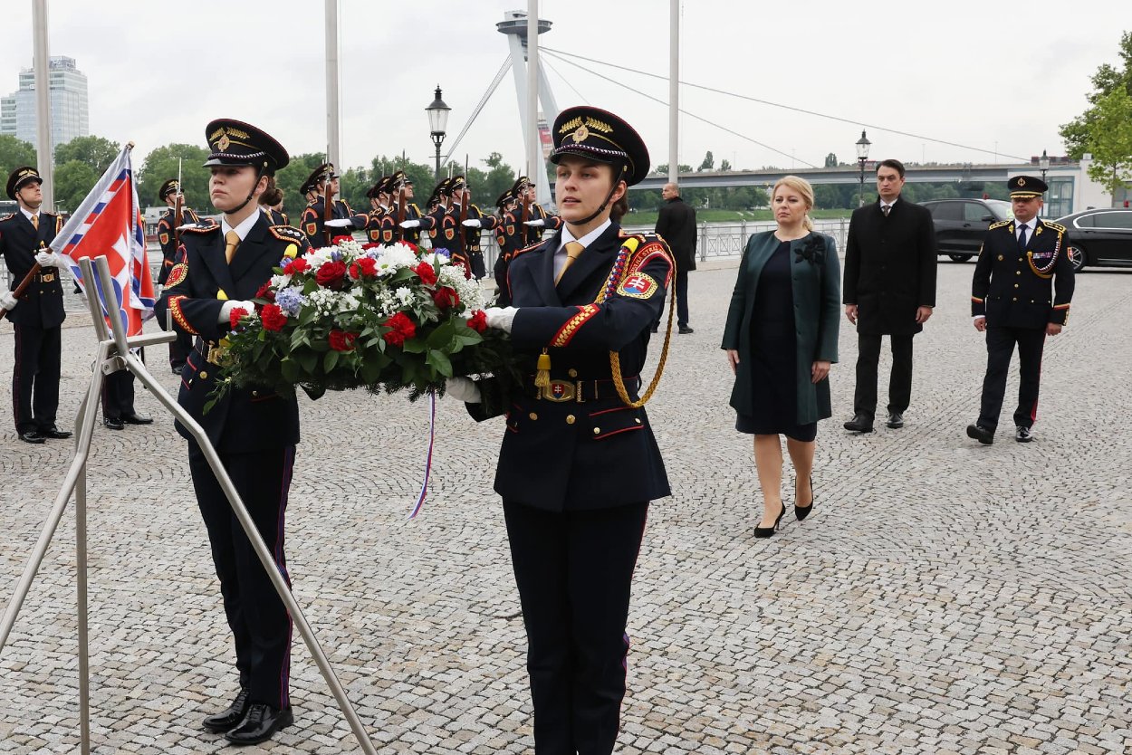 Prezidentka Zuzana Čaputová si pri Hrobe neznámeho vojaka v Bratislave uctila obete II. svetovej vojny 