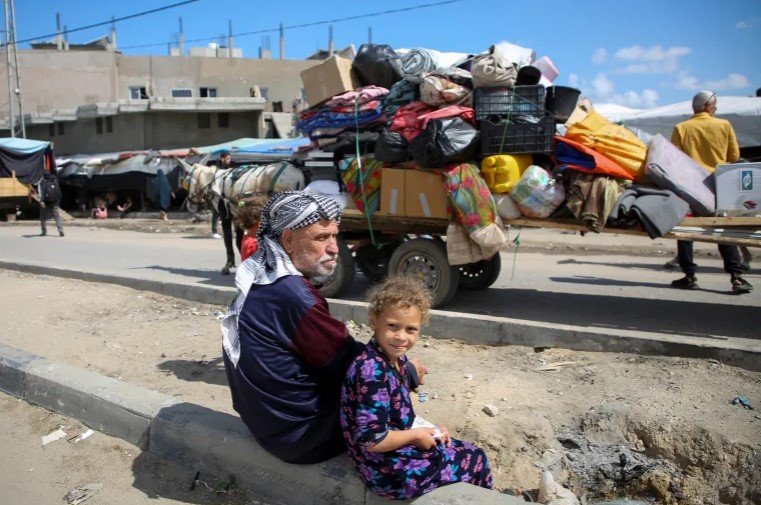 Palestínčania čakajú na evakuáciu 7. mája po tom, čo izraelské sily spustili pozemnú a vzdušnú operáciu vo východnej časti Rafahu v južnom pásme Gazy.