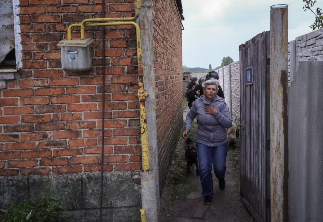 Miestna obyvateľka sa evakuovala do Charkova z dôvodu ruského ostreľovania, uprostred ruského útoku na Ukrajinu, v meste Vovčansk v Charkovskej oblasti na Ukrajine 14. mája 2024.