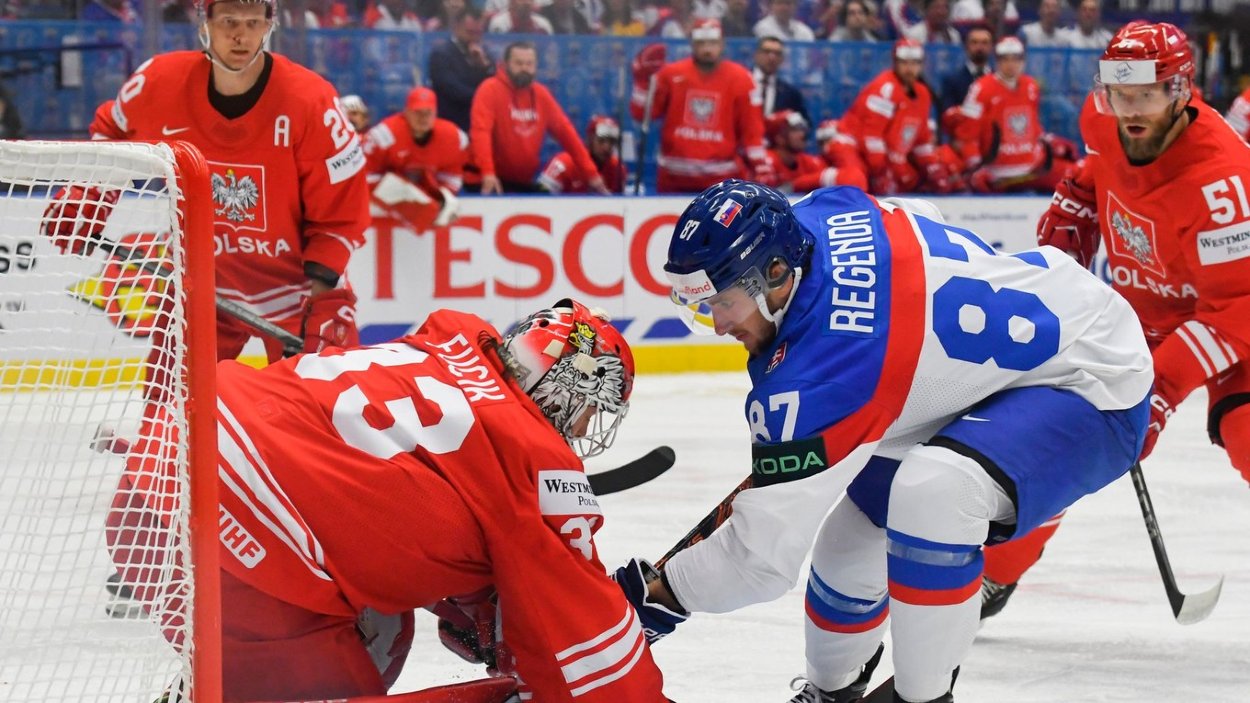 Pavol Regenda a brankár Tomáš Fučík v zápase Slovensko - Poľsko v skupine B na MS v hokeji 2024. 