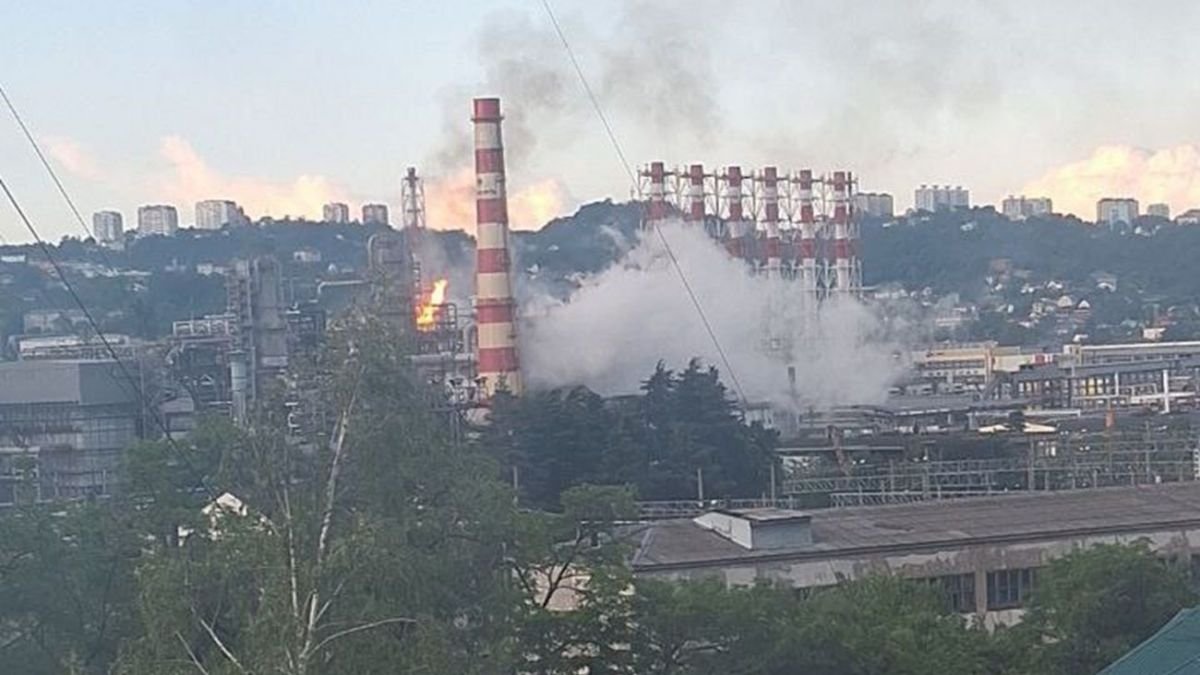 Ruská rafinéria v Tuapse, na ktorú útočili Ukrajinci dronmi v piatok (17. 5.).