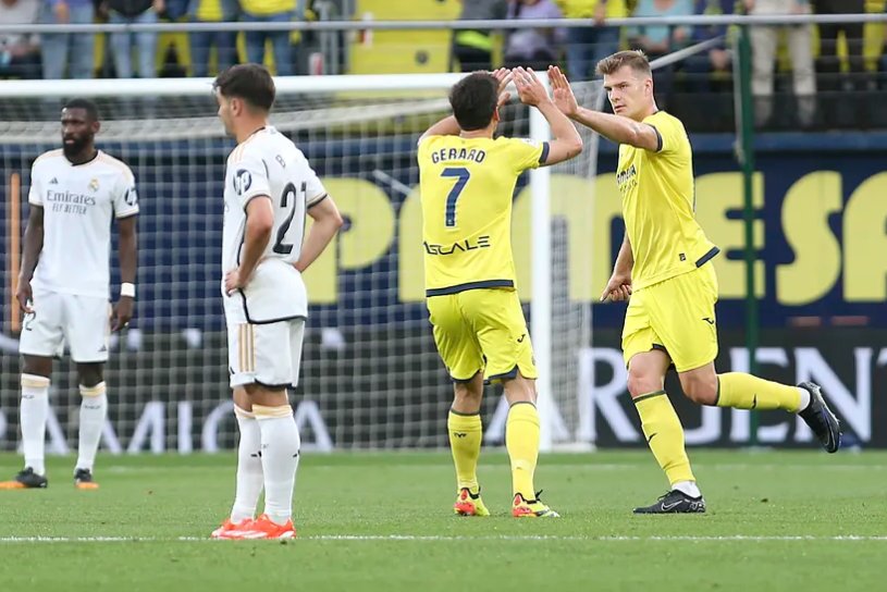 Alexander Sorloth z Villarrealu (vpravo) oslavuje s Gerardom Morenom po strelenom góle.