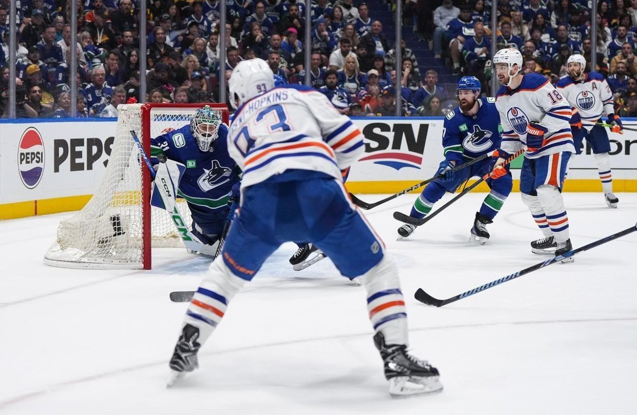 Ryan Nugent-Hopkins z Edmontonu Oilers (vľavo vpredu) skóroval proti brankárovi Vancouveru Canucks Artursovi Silovsovi (31) pritom, ako ho sledujú Filip Hronek (17) a Zach Hyman (18) a Leon Draisaitl (29) z Edmontonu počas druhej tretiny 7. zápasu série druhého kola play off hokejovej NHL Stanley Cup vo Vancouveri v pondelok 20. mája 2024.