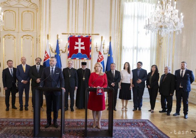 Na snímke prezidentka Zuzana Čaputová (v popredí vpravo) a zvolený prezident Peter Pellegrini (v popredí vľavo) počas tlačovej konferencie po stretnutí so zástupcami cirkví a náboženských spoločenstiev v Prezidentskom paláci v stredu 22. mája 2024. Cieľom stretnutia bolo prispieť k upokojeniu spoločenskej atmosféry po minulotýždňovom útoku na premiéra Roberta Fica (Smer-SD).