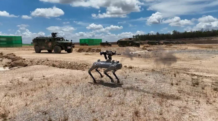 Čínska armáda predviedla počas spoločných cvičení s Kambodžou robotického bojového „psa“ vybaveného guľometom.