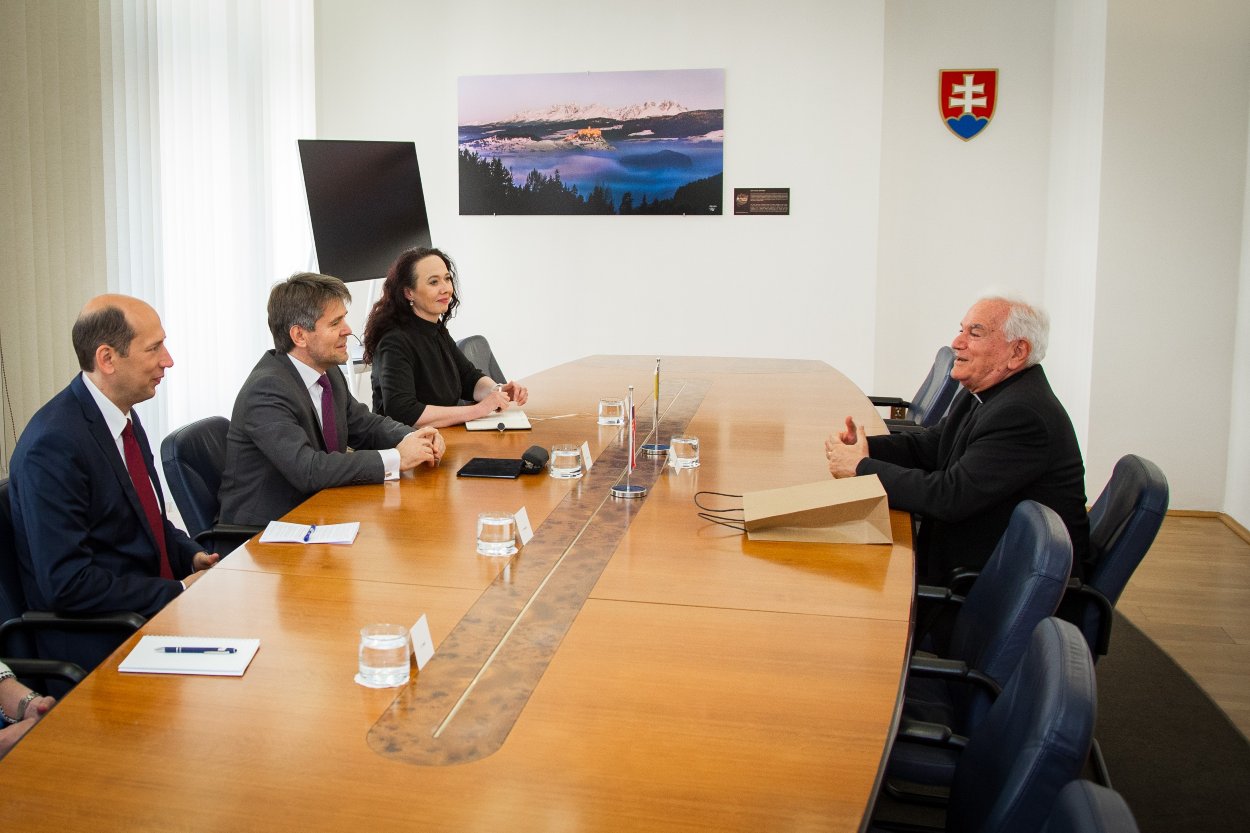 Štátny tajomník M. Eštok rokoval s apoštolským nunciom Mons. N. Girasolim.