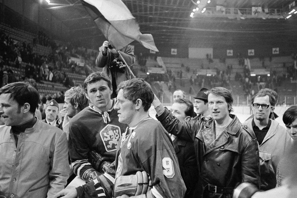 Archívna foto - po víťaznom zápase ČSSR – ZSSR v roku 1969 zdravia Václav Nedomanský a kapitán Jozef Golonka štokholmské publikum.