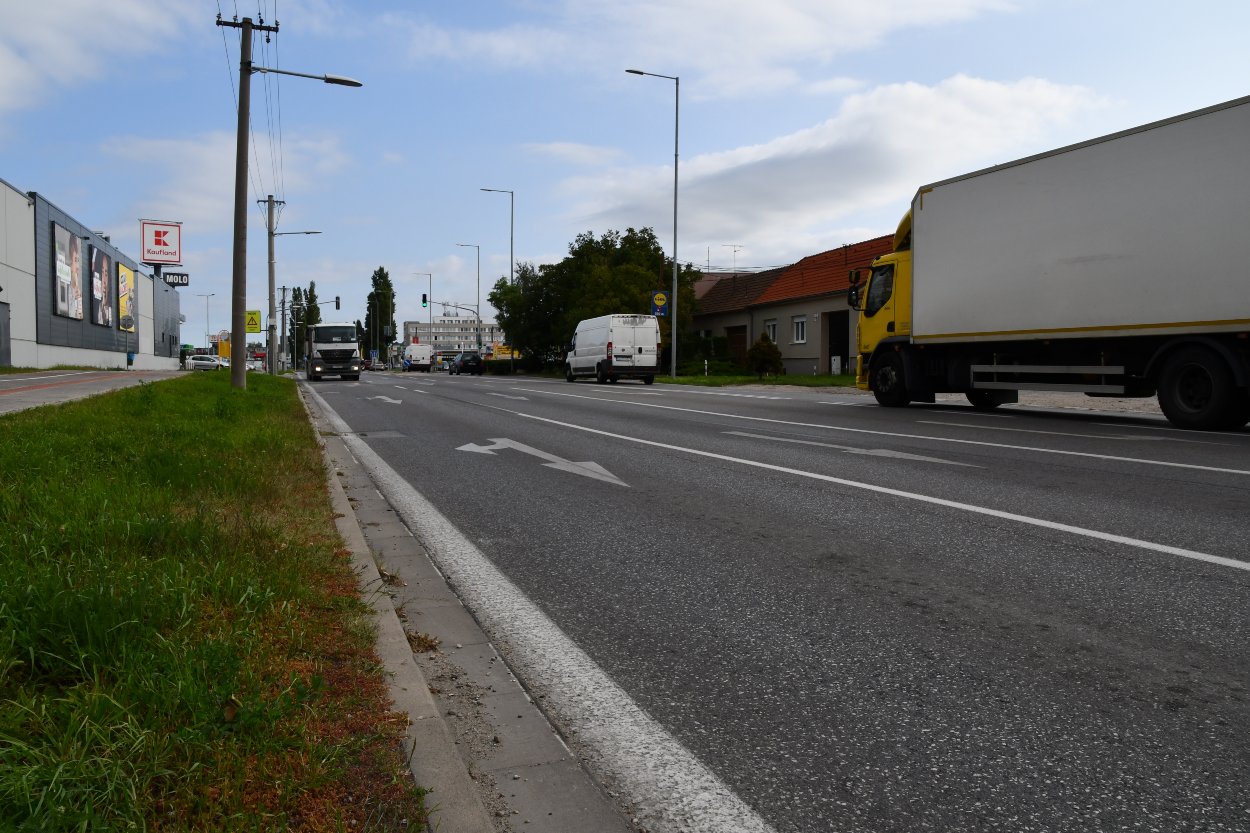 Od pondelka 3. júna 2024 sa začína s rekonštrukciou cesty II/502. Ide o hlavný ťah v intraviláne Pezinku.