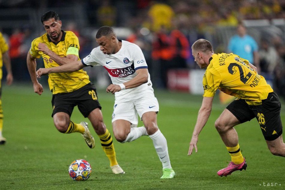 Futbalista Paríža St. Germain Kylian Mbappe (uprostred) a hráč Borussie Dortmund Emre Can (vľavo) bojujú o loptu v úvodnom semifinálovom zápase Ligy majstrov Borussia Dortmund - Paríž St. Germain v Dortmunde v stredu 1. mája 2024.