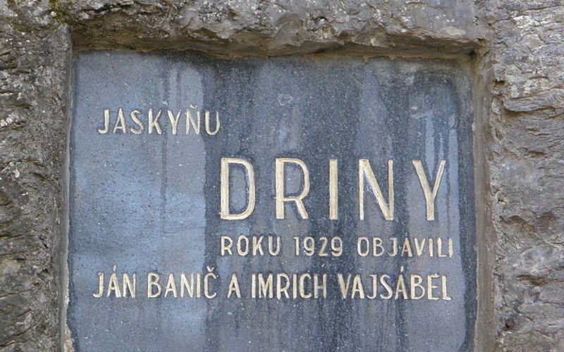 Pamätná tabuľa pri Jaskyni Drini