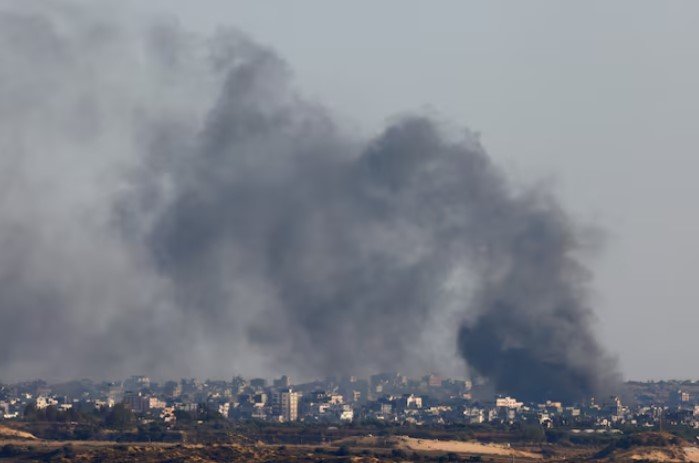 Dym stúpa po výbuchu v Gaze, uprostred prebiehajúceho konfliktu medzi Izraelom a palestínskym islamistickým zoskupením Hamas, neďaleko izraelsko-gazskej hranice, pri pohľade z Izraela, 30. mája 2024.