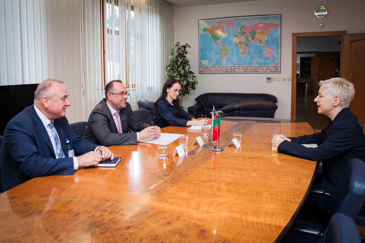 Štátny tajomník R. Chovanec rokoval s veľvyslankyňou Portugalskej republiky Mariou João Lopes Cardosoovou.