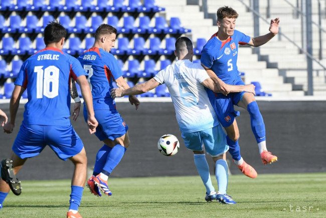 Na snímke sprava Tomáš Rigo (Slovensko), Dante Rossi (San Maríno), Tomáš Suslov a David Strelec (obaja Slovensko) počas prípravného futbalového zápasu Slovensko - San Maríno vo Wiener Neustadte v Rakúsku v stredu 5. júna 2024.