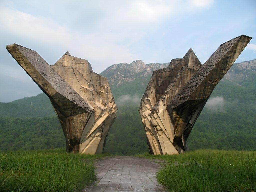 Za Titovej Juhoslávie bolo zvykom stavať monumentálne betónové pamätníky padlým partizánom. Niektoré sa nachádzajú aj na území Bosny a Hercegoviny, napríklad v národnom parku Sutjeska.