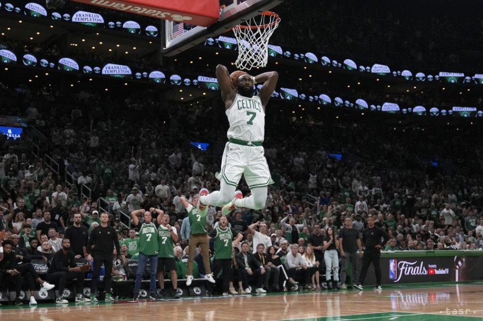 Basketbalista Bostonu Celtics Jaylen Brown strieľa kôs počas prvého zápasu finále play off zámorskej basketbalovej NBA Boston Celtics - Dallas Mavericks v Bostone vo štvrtok 6. júna 2024.