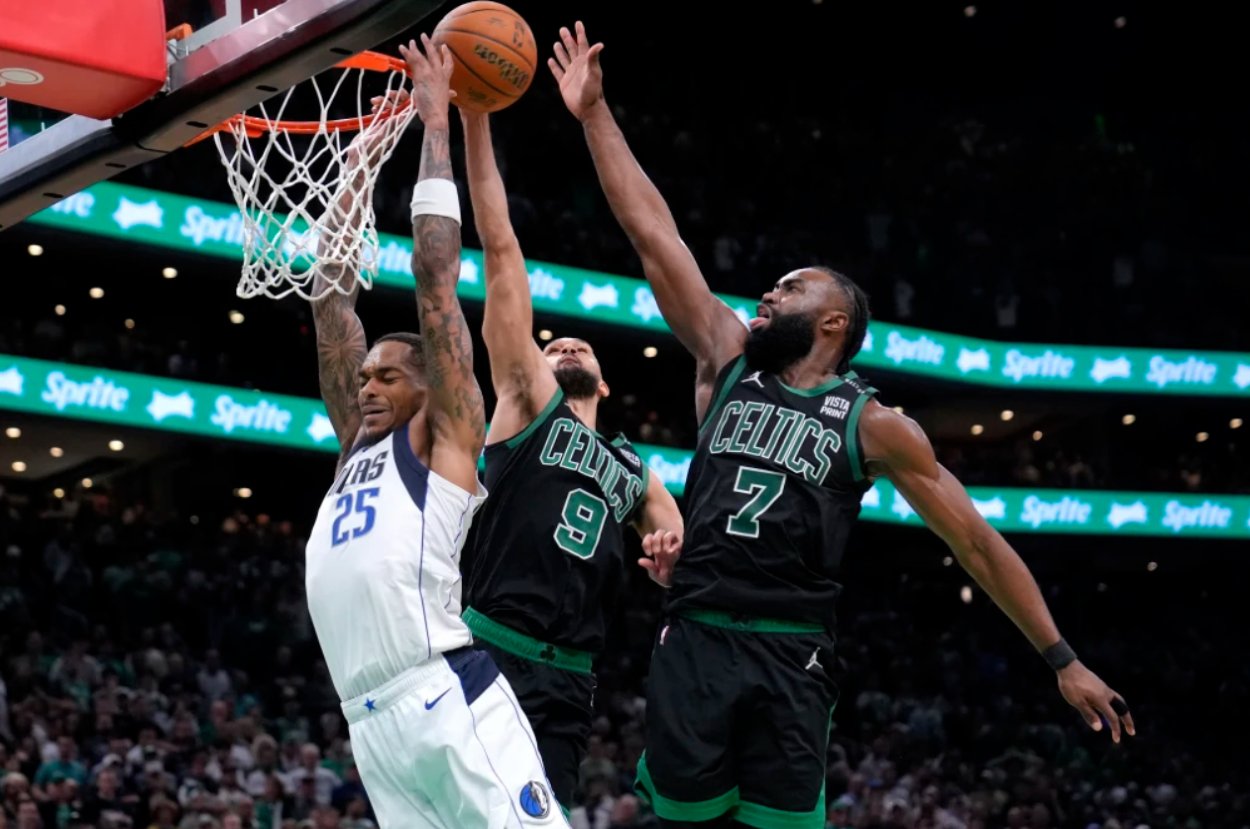 Útočníkovi Dallasu Mavericks P. J. Washingtonovi (25) blokujú Derrick White (9) a Jaylen Brown z Bostonu Celtics.