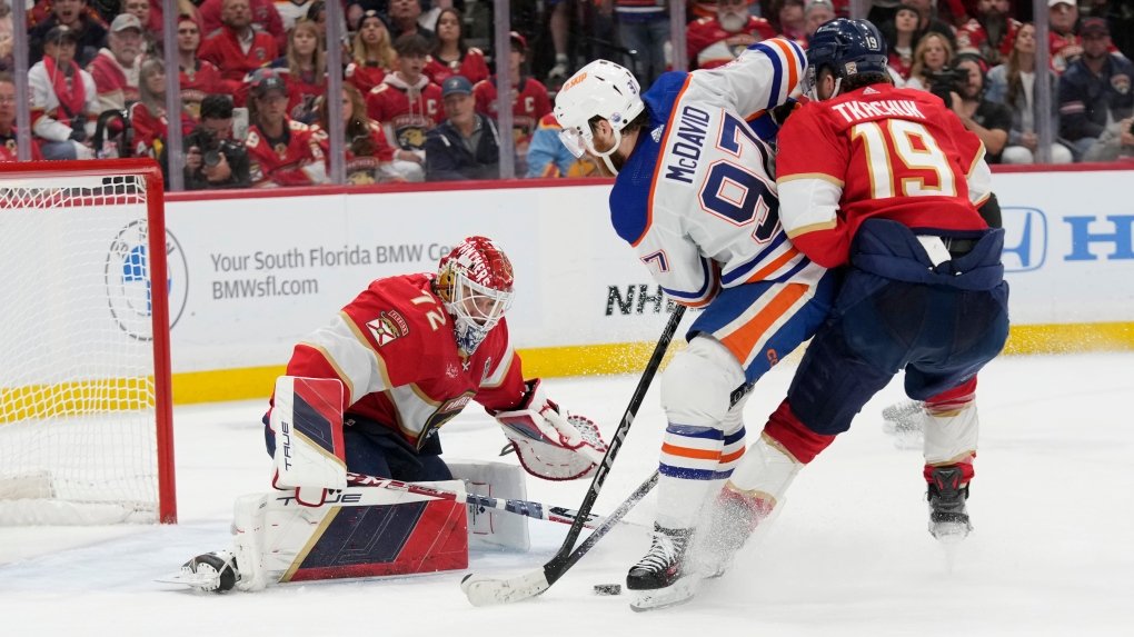 Brankár Floridy Panthers Sergei Bobrovsky a krídelník Matthew Tkachuk bránia sieť, keď sa center Edmontonu Oilers Connor McDavid zatvára počas zápasu 2 finále Stanley Cupu NHL 10. júna 2024 v Sunrise na Floride.