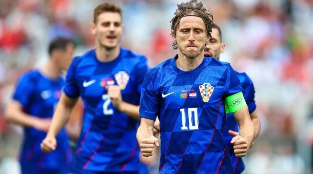 Luka Modrič z Chorvátska oslavuje po strelení prvého gólu svojho tímu počas medzinárodného priateľského zápasu medzi Portugalskom a Chorvátskom na Estadio Nacional do Jamor 8. júna 2024 v portugalskom Lisabone.