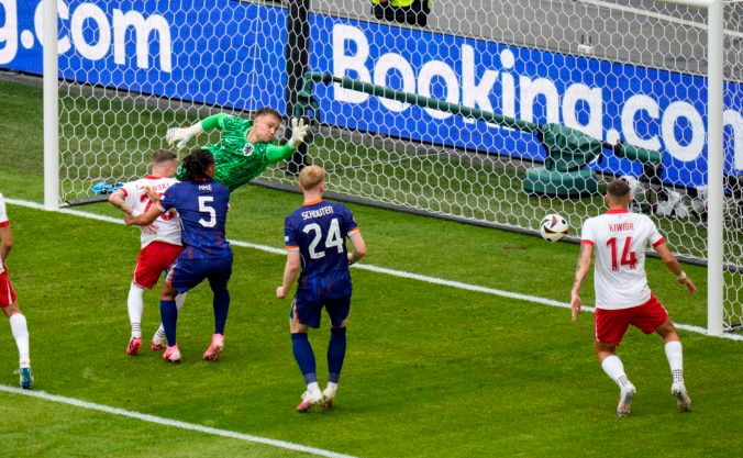 Gól poľského futbalistu Adama Buksu počas zápasu skupiny D medzi Poľskom a Holandskom na ME vo futbale 2024. Hamburg (Volksparkstadion), 16. jún 2024.