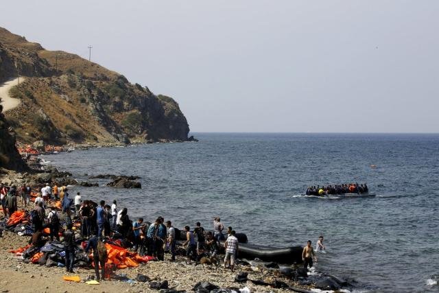 Ilustračné foto - migranti a utečenci na palube člna sa blížia ku gréckemu ostrovu Lesbos.