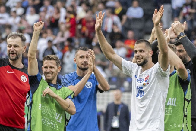 Slovenskí futbalisti sprava Dávid Hancko, strelec jediného a víťazného gólu Ivan Schranz a Patrik Hrošovský ďakujú fanúšikom po víťazstve v zápase E-skupiny Belgicko - Slovensko na ME vo futbale vo Frankfurte v pondelok 17. júna 2024.